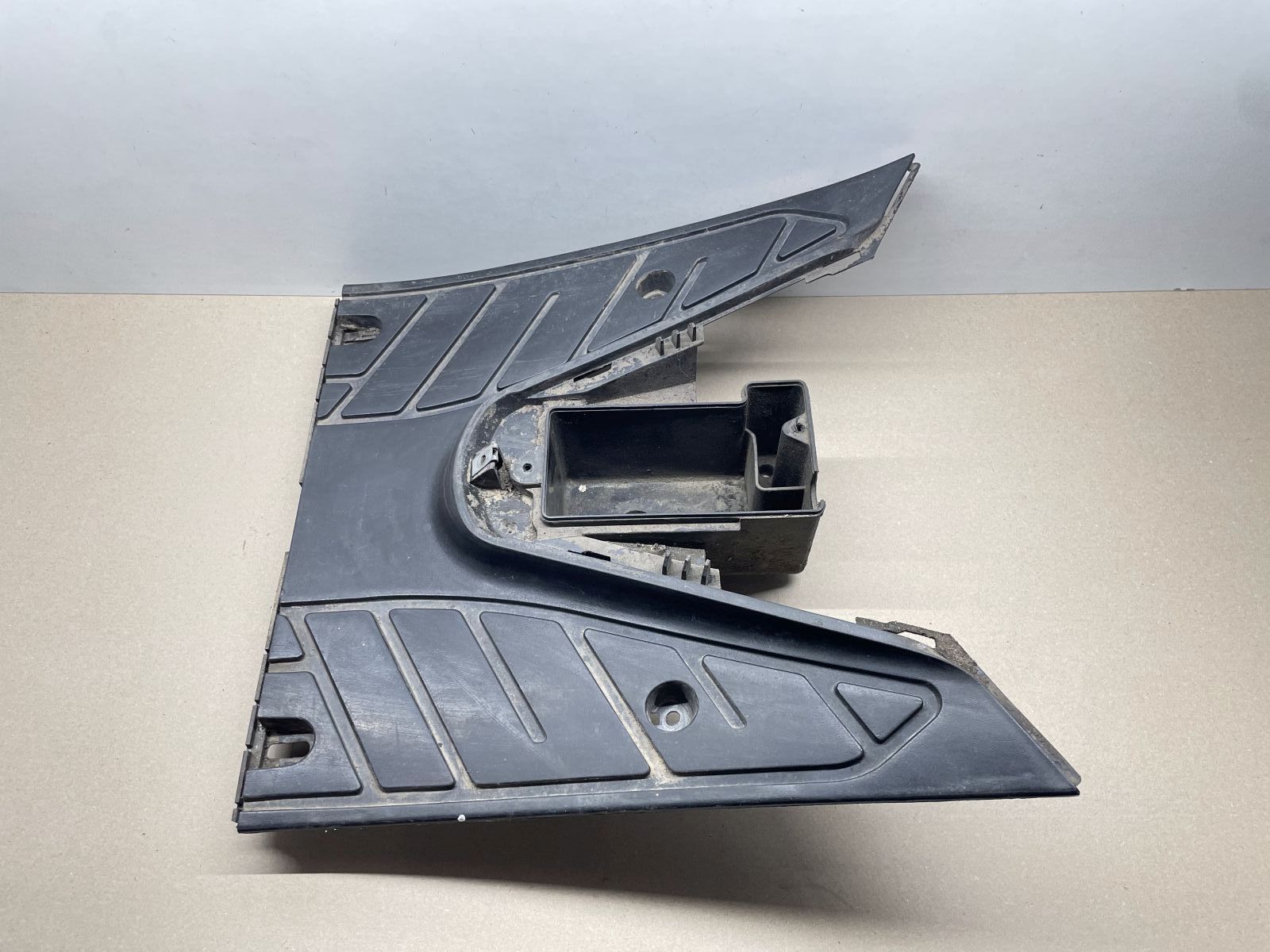 Suzuki AP 50 - Trittbrett Fußablage Verkleidung Abdeckung fairing (62-4)