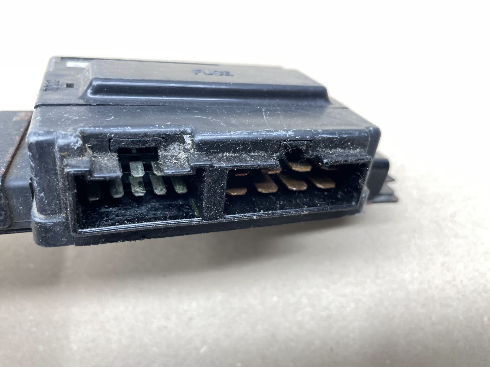 Kawasaki ZZR 600 ZX600D  - Sicherungskasten 26021-1071 Junction Box  (118-25)