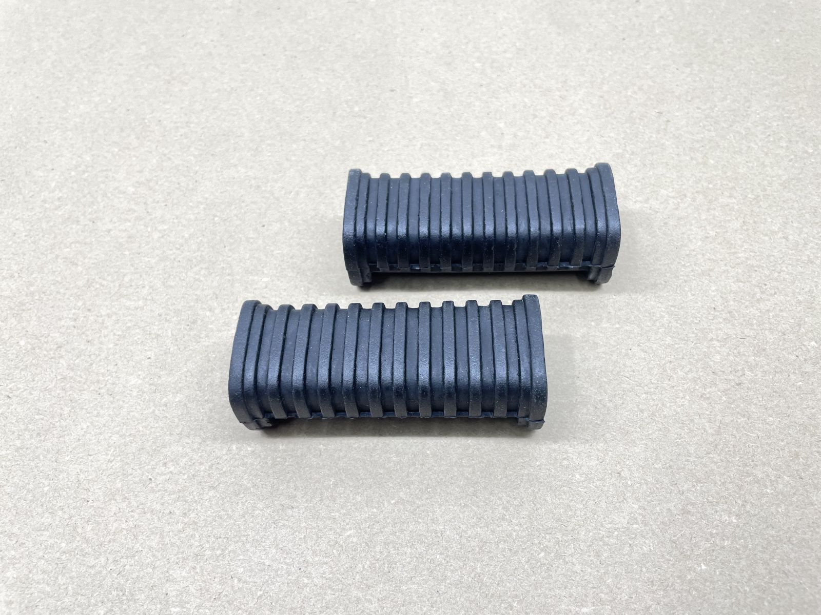Gummi Fußrasten hinten - YAMAHA XS650 XS750 TX650 rear footrest rubbers (118-23)