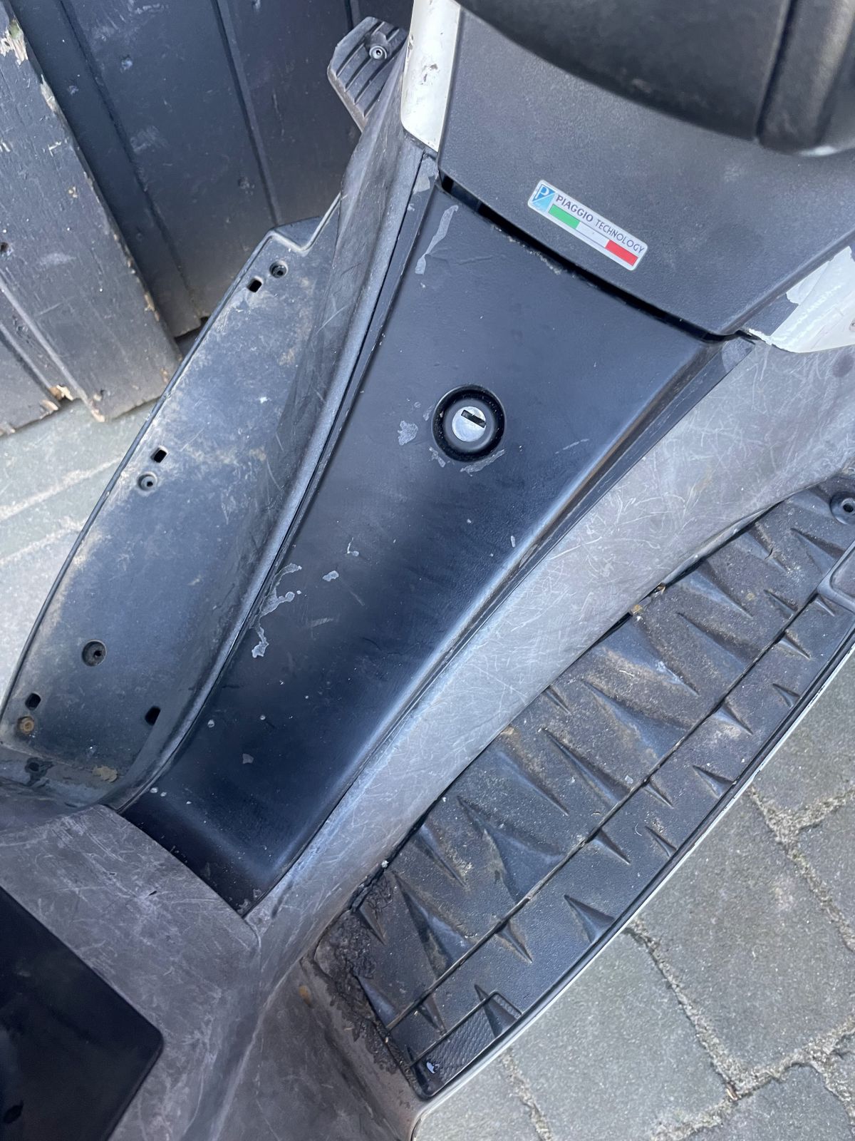 Aprilia SR50 R - Trittbrett Fußablage Abdeckung Verkleidung (93)