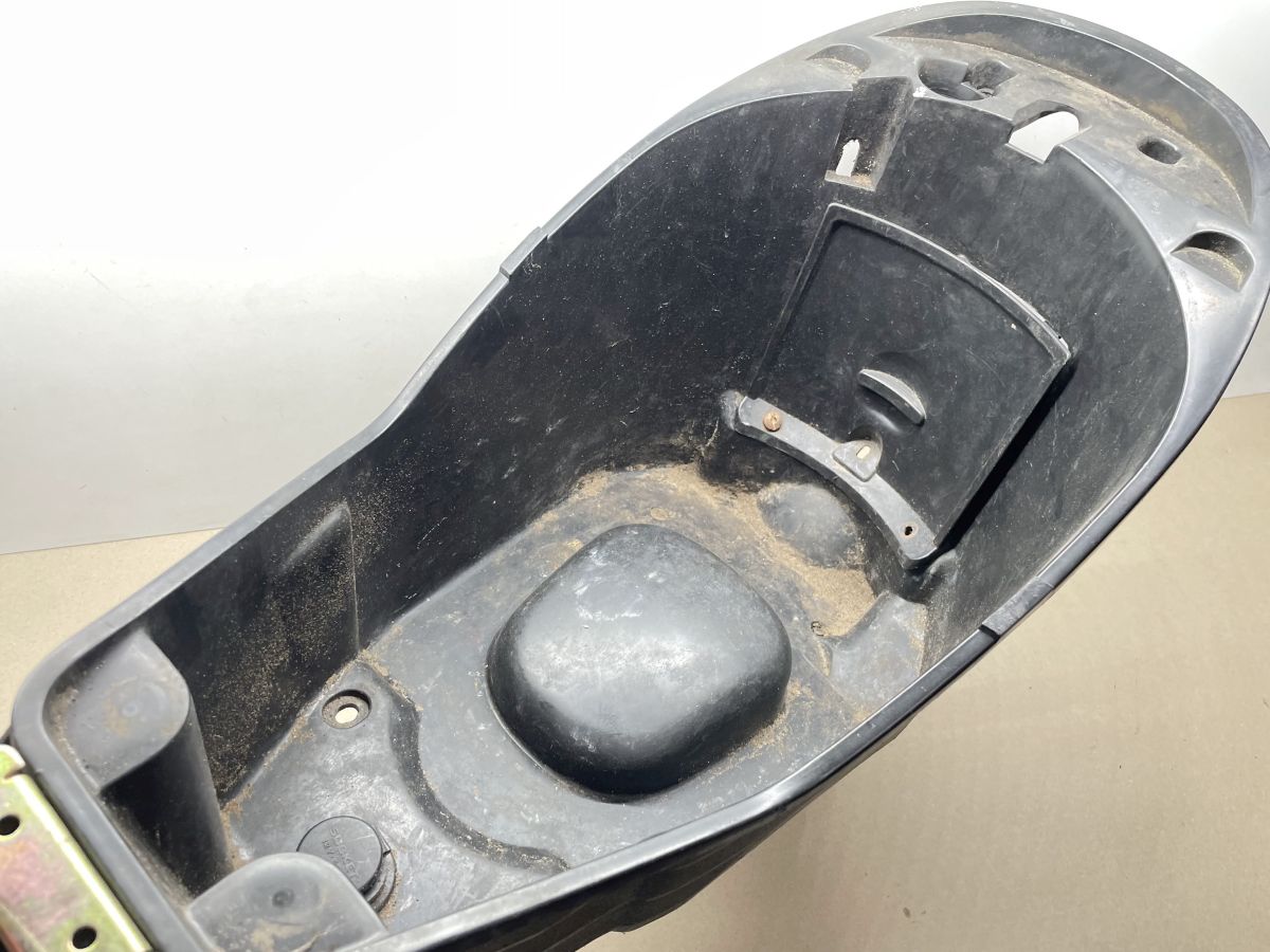 Peugeot New Vivacity 50 2T - original Helmfach Staufach Verkleidung (90)