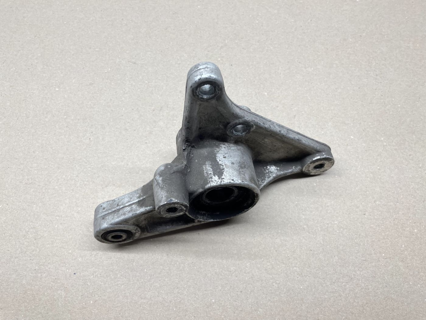 Aprilia Leonardo 125 - Halterung Achse Halter Motorhalterung (109-1)