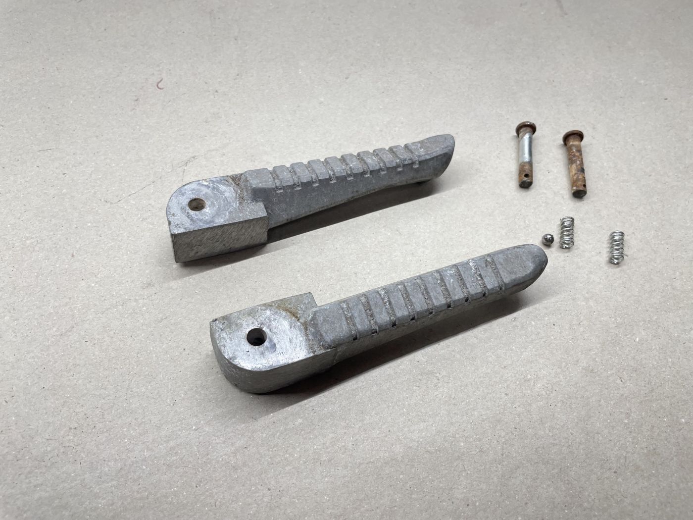 Ering / Baotian BT49QT-7 original Fußraste links rechts Fußablage  (102-14)
