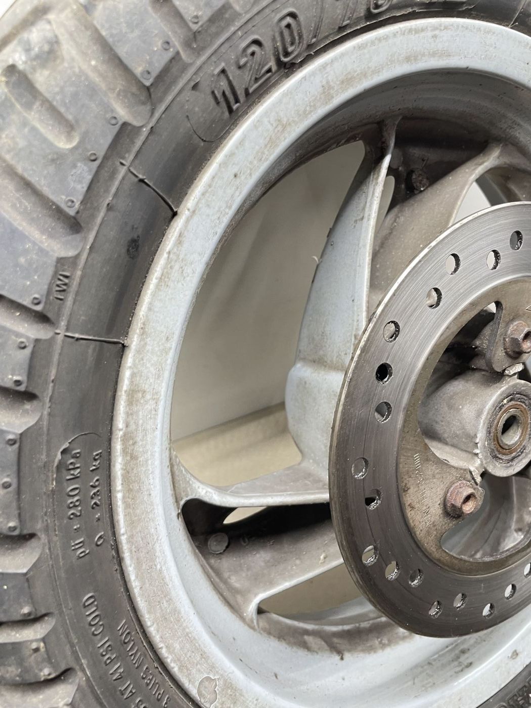Aprilia Gulliver 50 - Vorderrad Reifen Felge vorne front wheel (102-10)