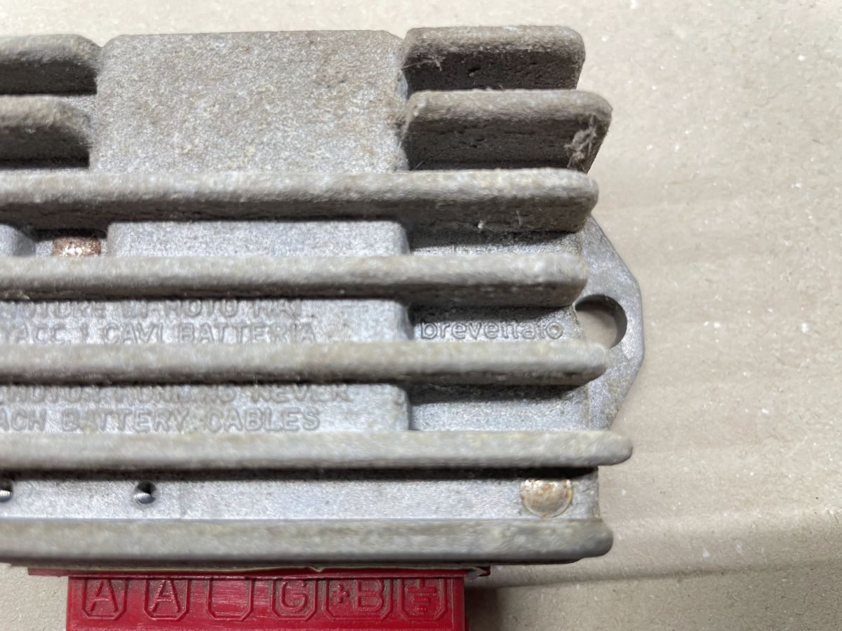 Piaggio Sfera NSL 50 - original Gleichrichter Spannungsregler (102-8)