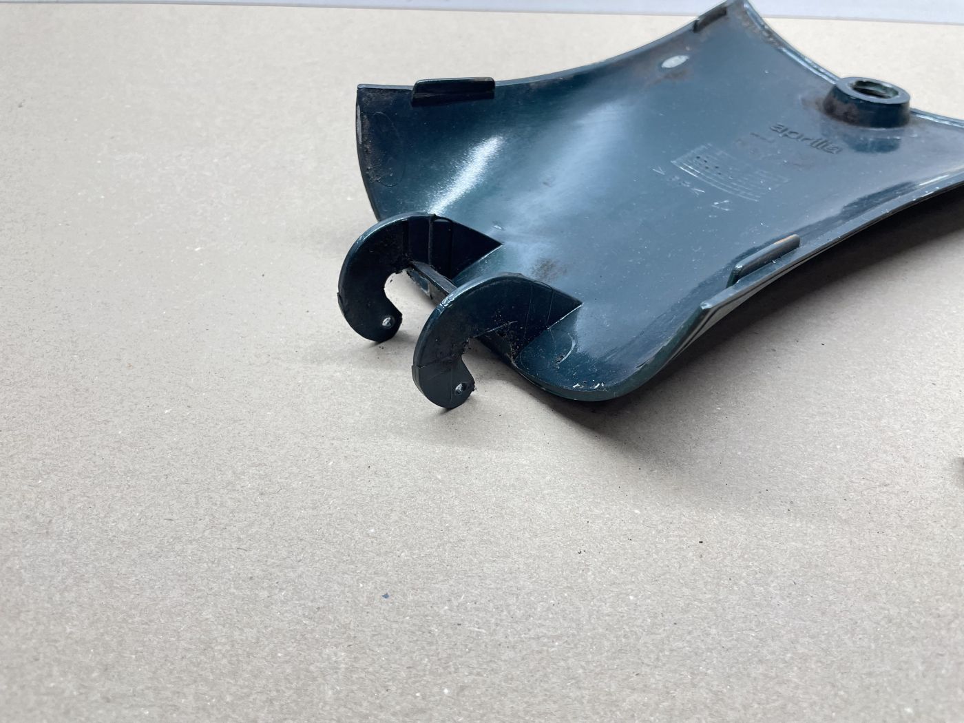 Aprilia Leonardo 125 - Abdeckung Trittbrett Verkleidung Deckel Klappe  (109-1)