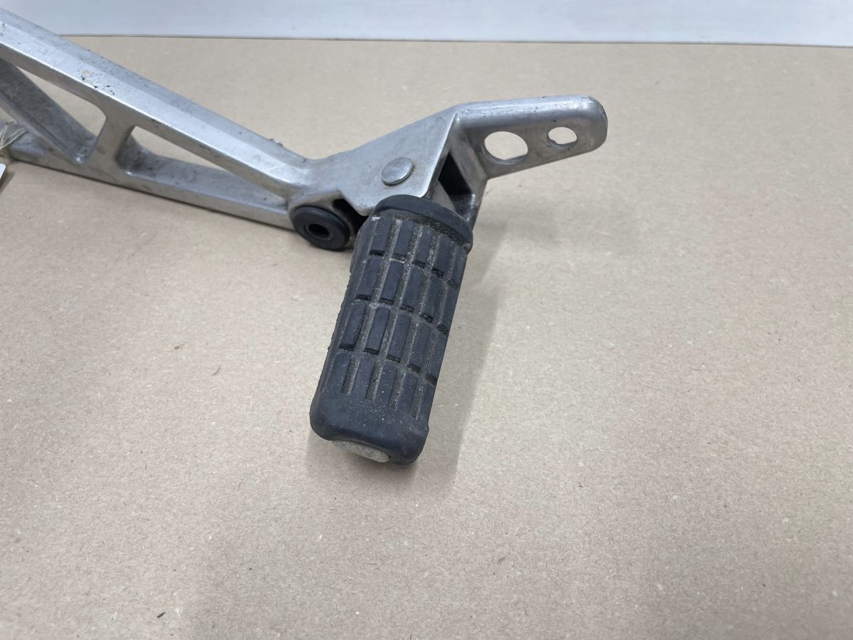 Honda VF 750 F - Fußrastenhalter links vorne mit Fußraste footrest (118-6)