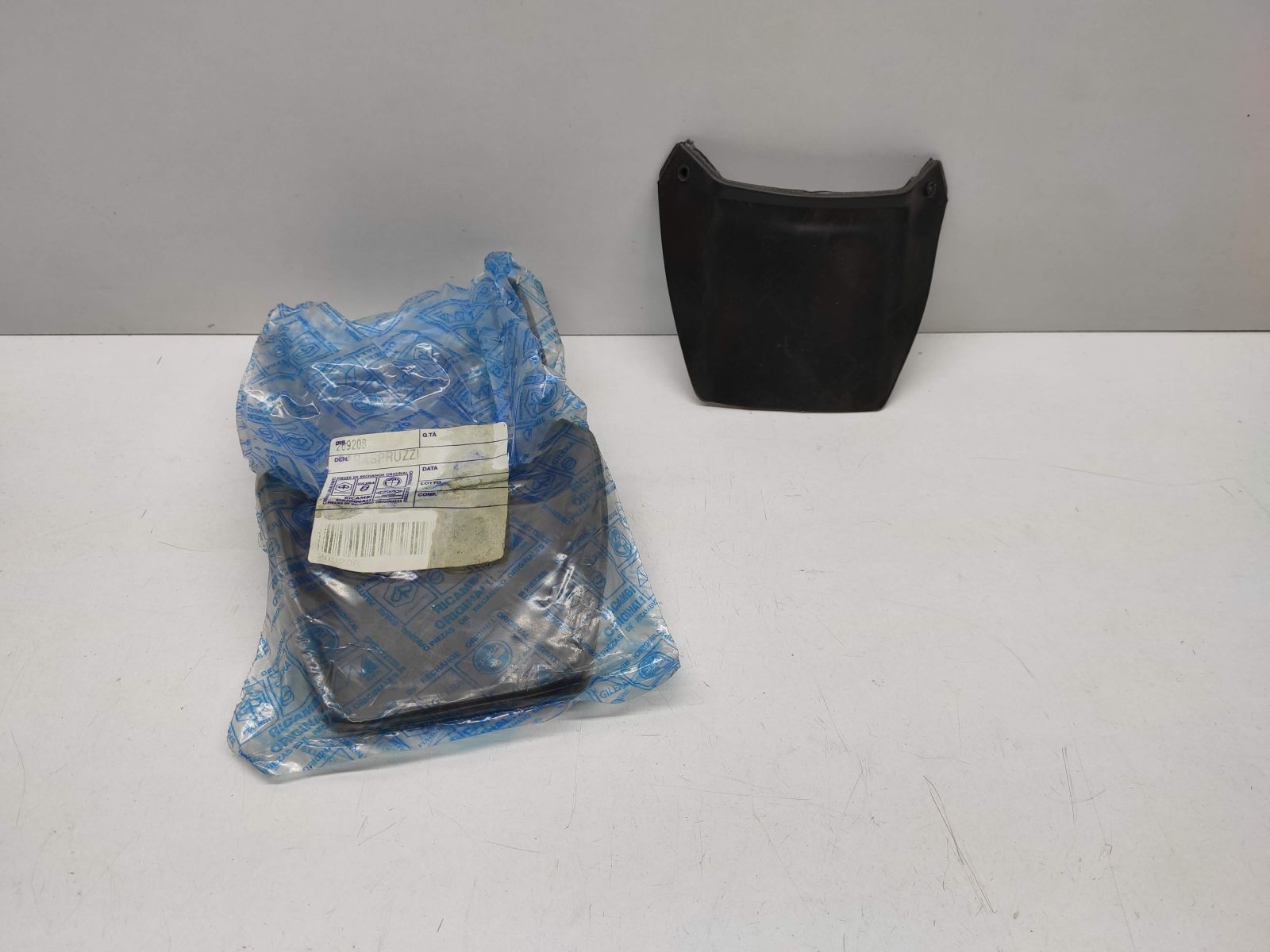 Piaggio Si 50 Mofa - ORIGINAL Spritzschutz Gummi 269208 NEU Schutzblech  (E10)