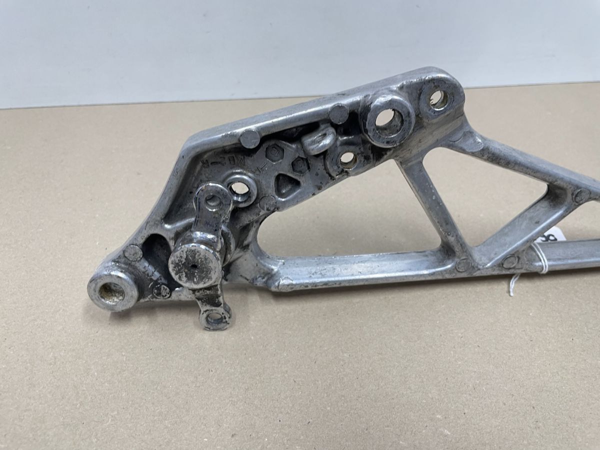 Honda VF 750 F - Fußrastenhalter rechts vorne mit Fußraste footrest (118-6)