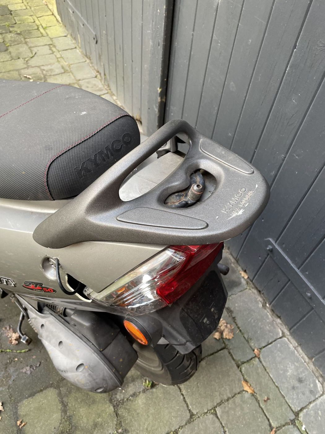 Kymco Vitality 2T - original Gepäckträger Topcase Koffer Halterung  (108)