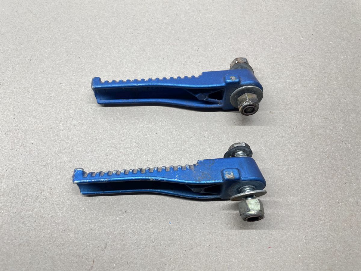 Peugeot TKR Furious 50 - original Fußrasten links und rechts Fußablage (89)
