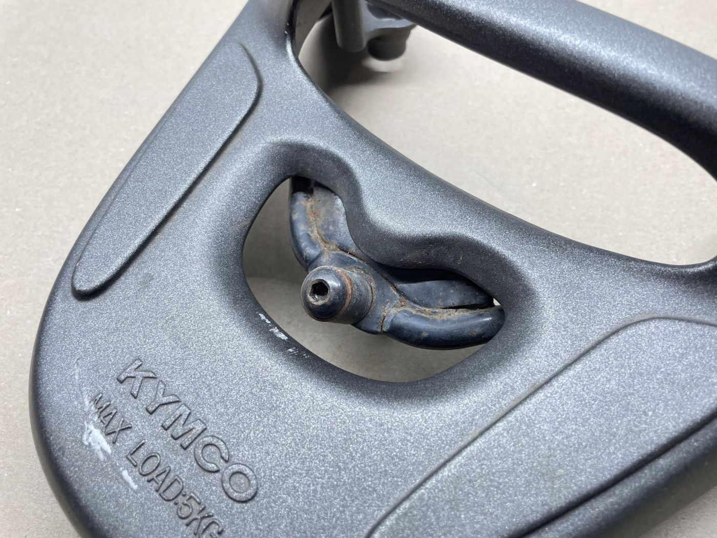 Kymco Vitality 2T - original Gepäckträger Topcase Koffer Halterung  (108)