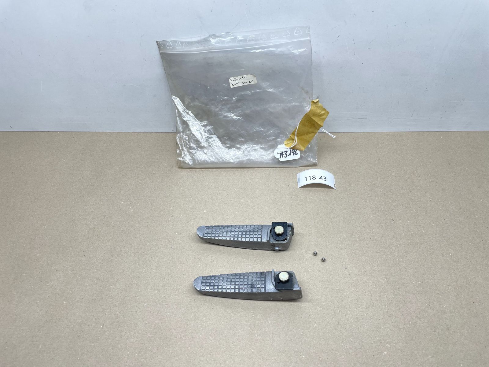 Derbi Paddock Predator Hunter 50 - ORIGINAL Fußrasten links + rechts footrest (118-25)