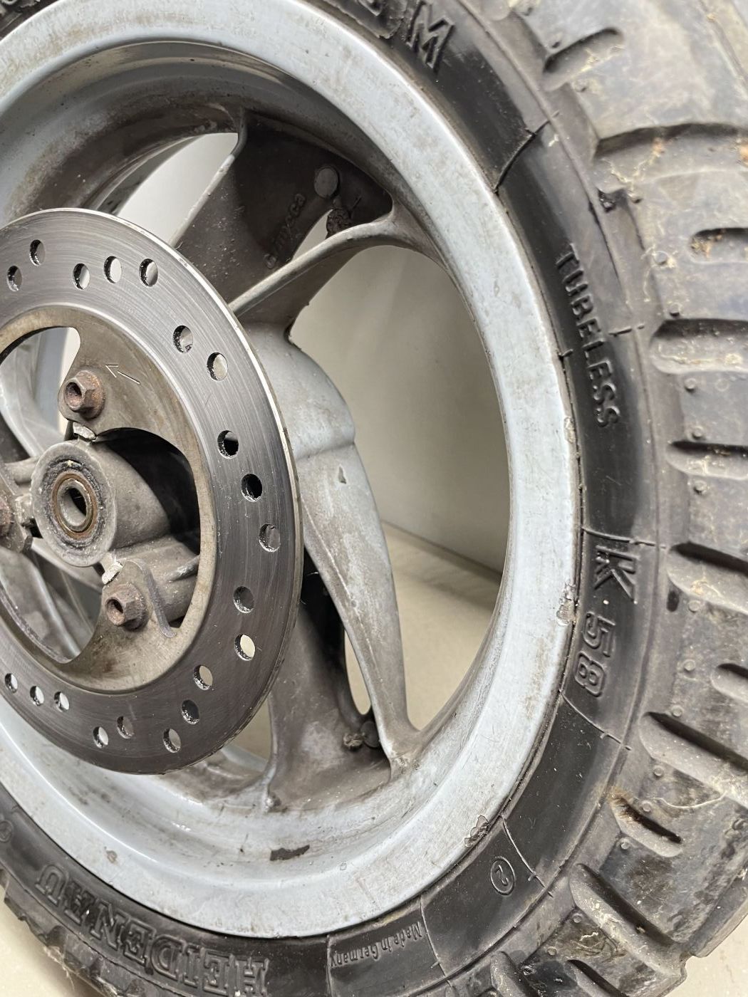 Aprilia Gulliver 50 - Vorderrad Reifen Felge vorne front wheel (102-10)