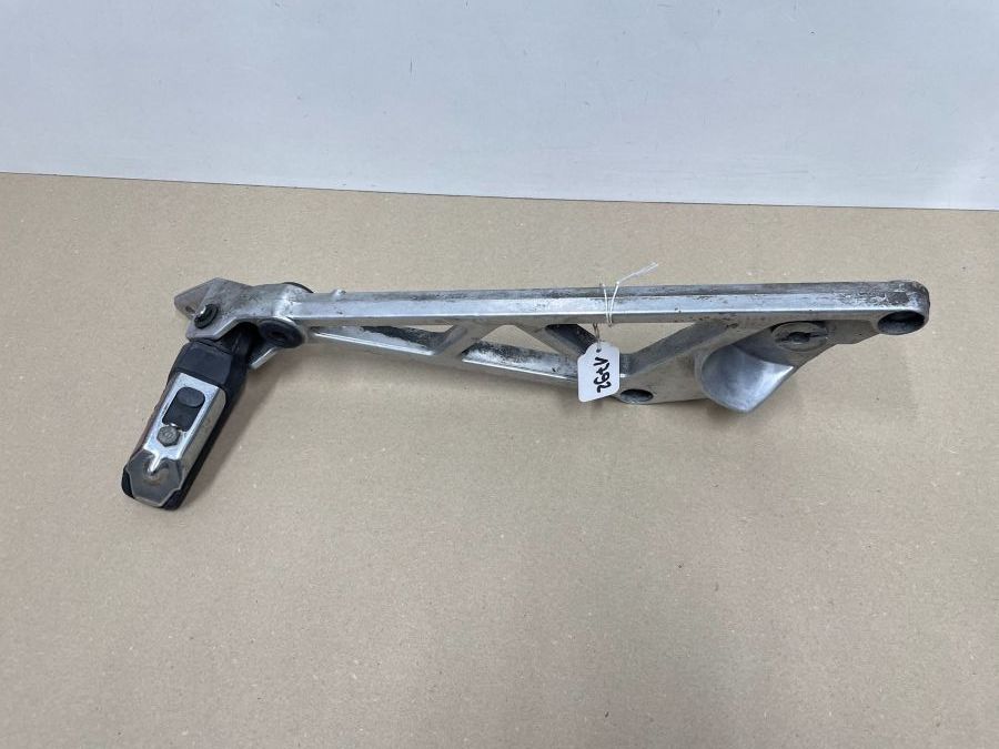 Honda VF 750 F - Fußrastenhalter links vorne mit Fußraste footrest (118-6)