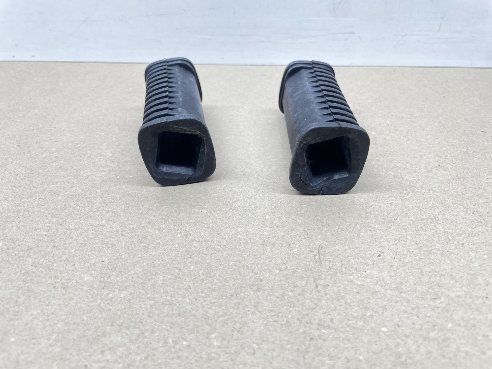 Gummi Fußrasten hinten - YAMAHA XS650 XS750 TX650 rear footrest rubbers (118-23)