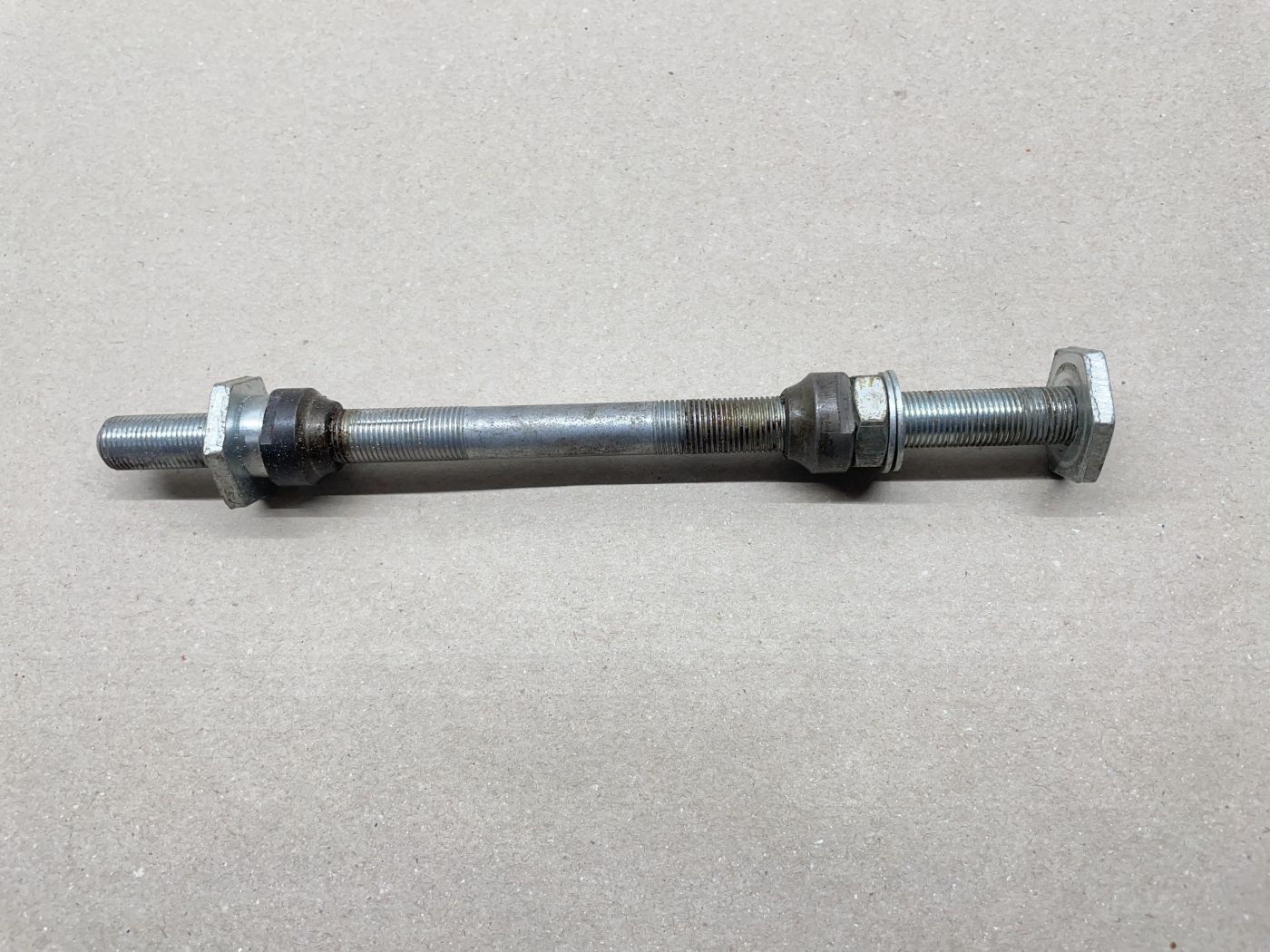 Kynast Mofa ? Hinterradachse 190mm NOS Mutter Konus Europa KML   (39-48R)