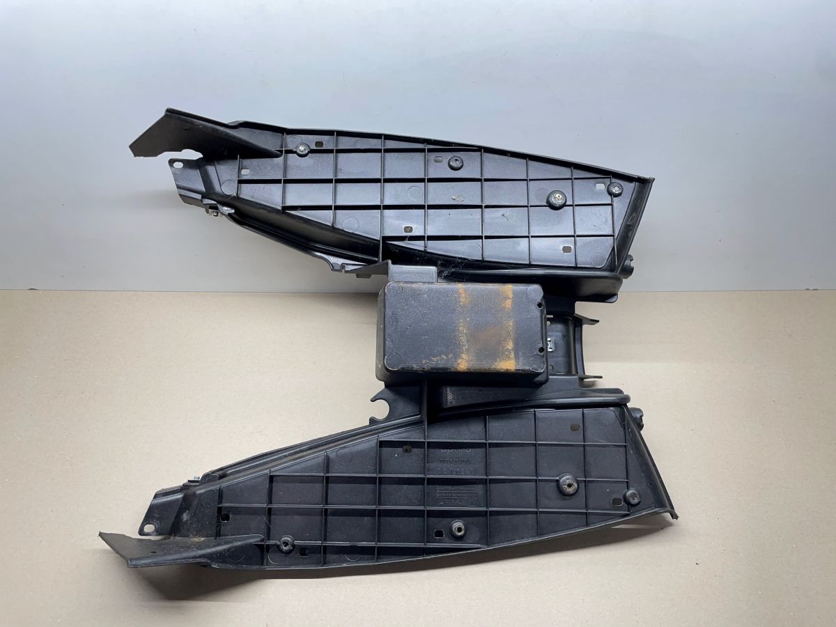 Aprilia SR50 R - Trittbrett Fußablage Abdeckung Verkleidung (67)