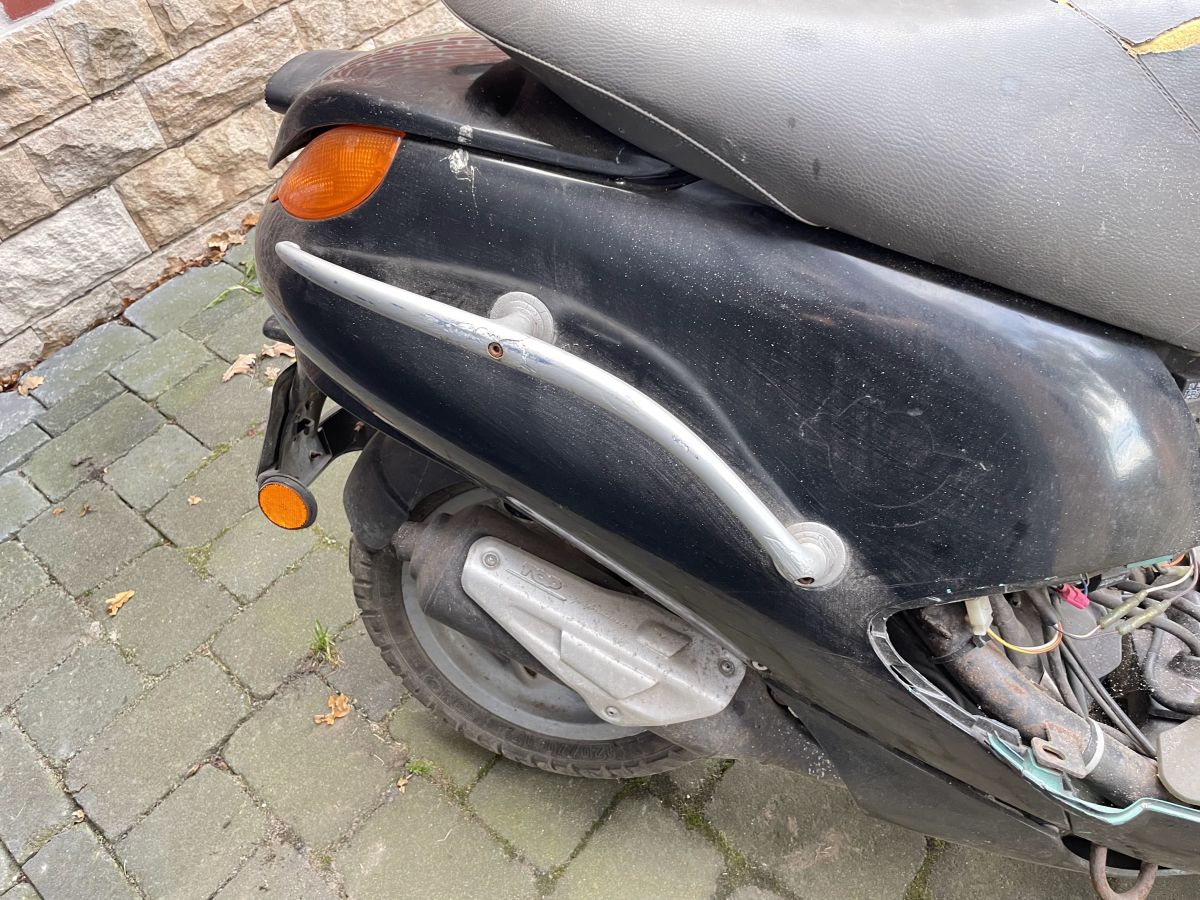 Aprilia Gulliver 50 - Haltegriff rechts links Halterung Sozius Verkleidung (102-10)
