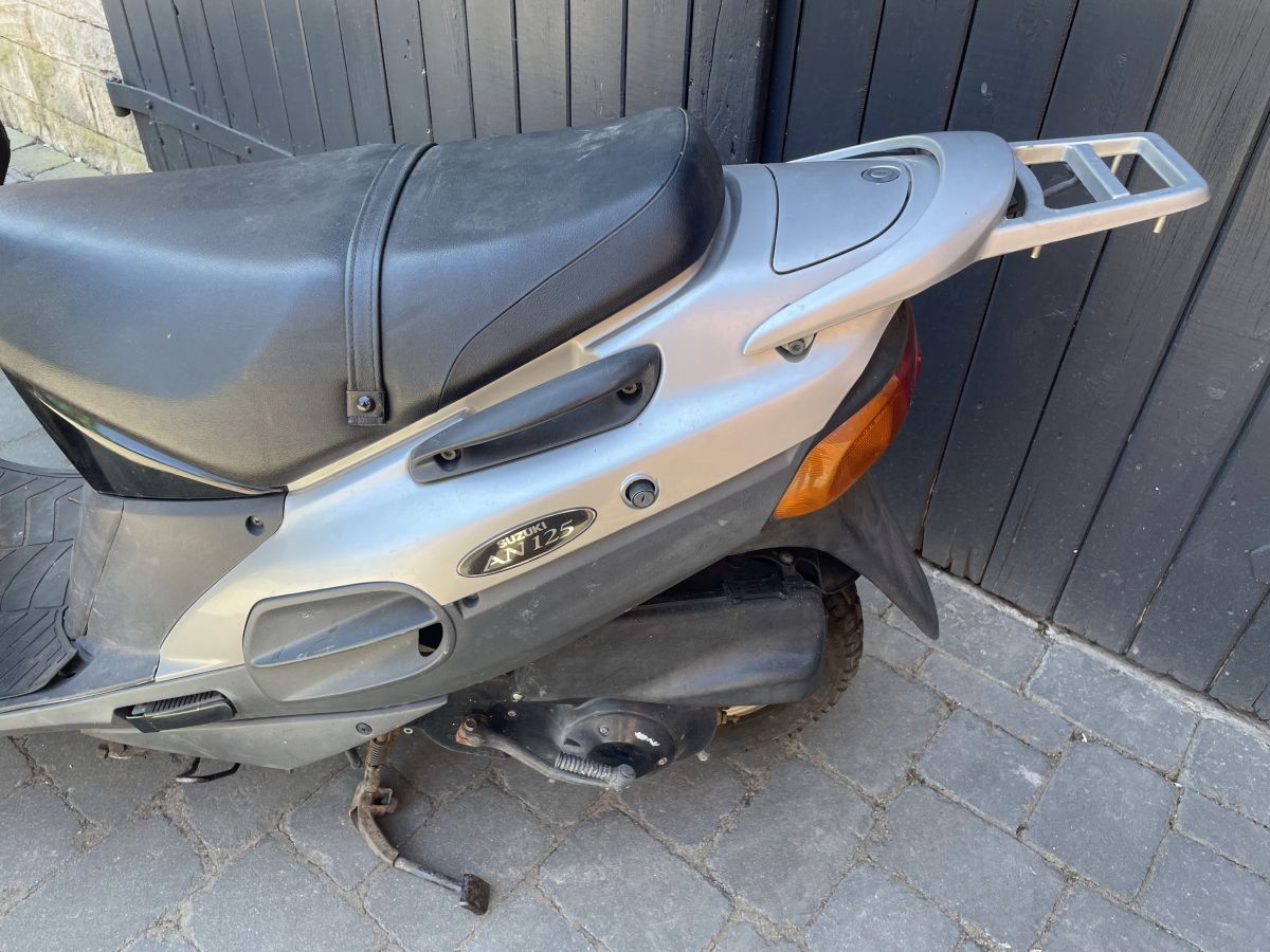 Suzuki AN 125 - Fußraste links rechts Fußablage Sozius (77)