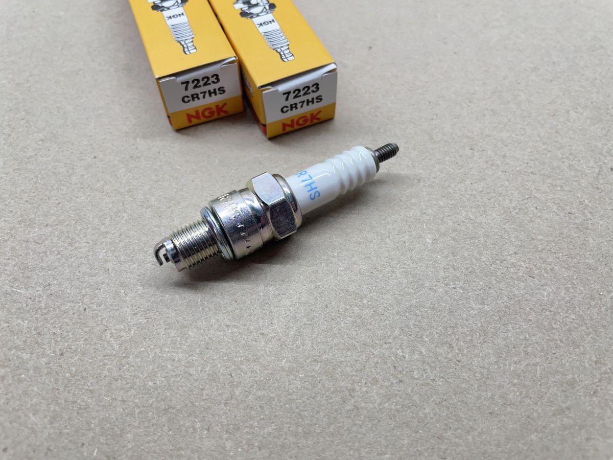 2x Zündkerzen NGK CR7HS für  Rex RS 50 125 400 450 460 500 NEU   (94-402)