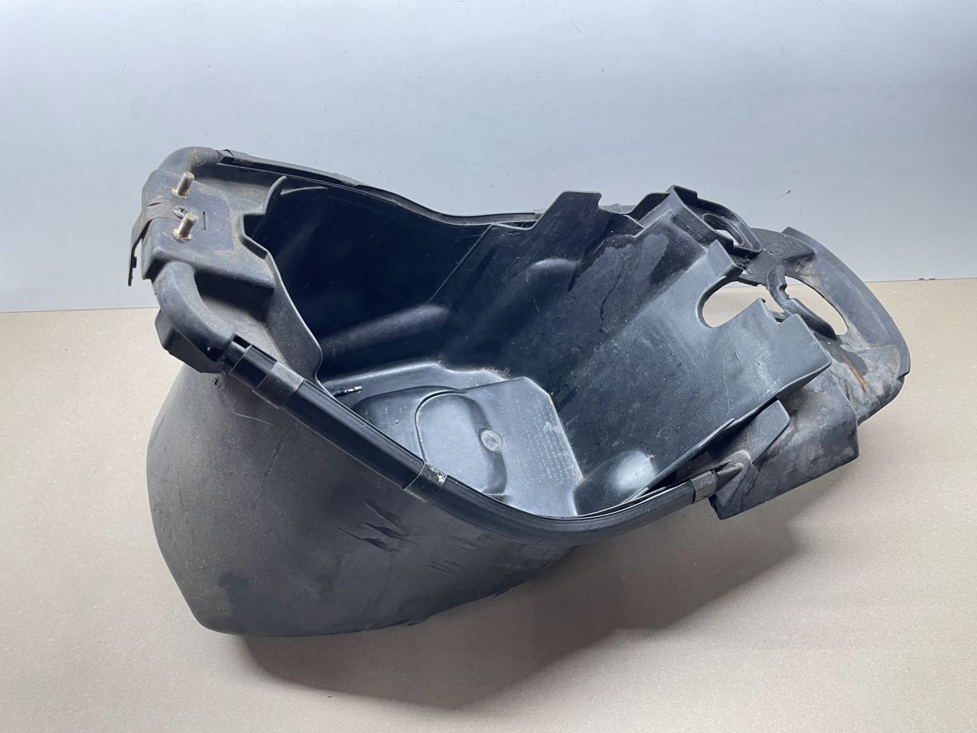 Kymco KB 50  - original Helmfach Staufach  (117)